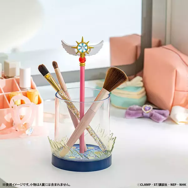 「CCさくら」夢の杖や魔法陣デザインのメイクアイテムが可愛い♪ コスメポーチや前髪クリップなど…毎日使いたい!!「タイトーくじ」【8月28日～】