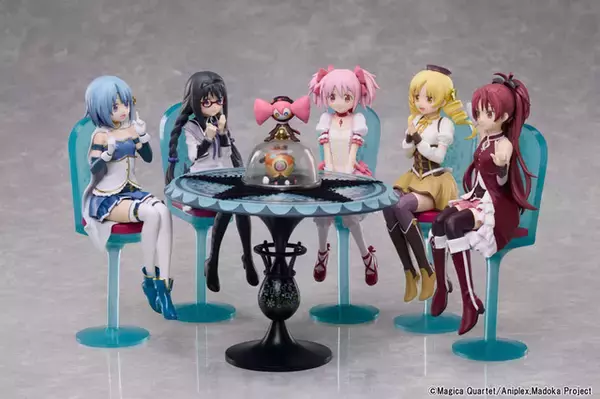 「「劇場版まど☆マギ」魔法少女たちのお茶会シーンがフィギュアに！ まどか、ほむらたちがちょこんと座る姿がかわいい♪」の画像