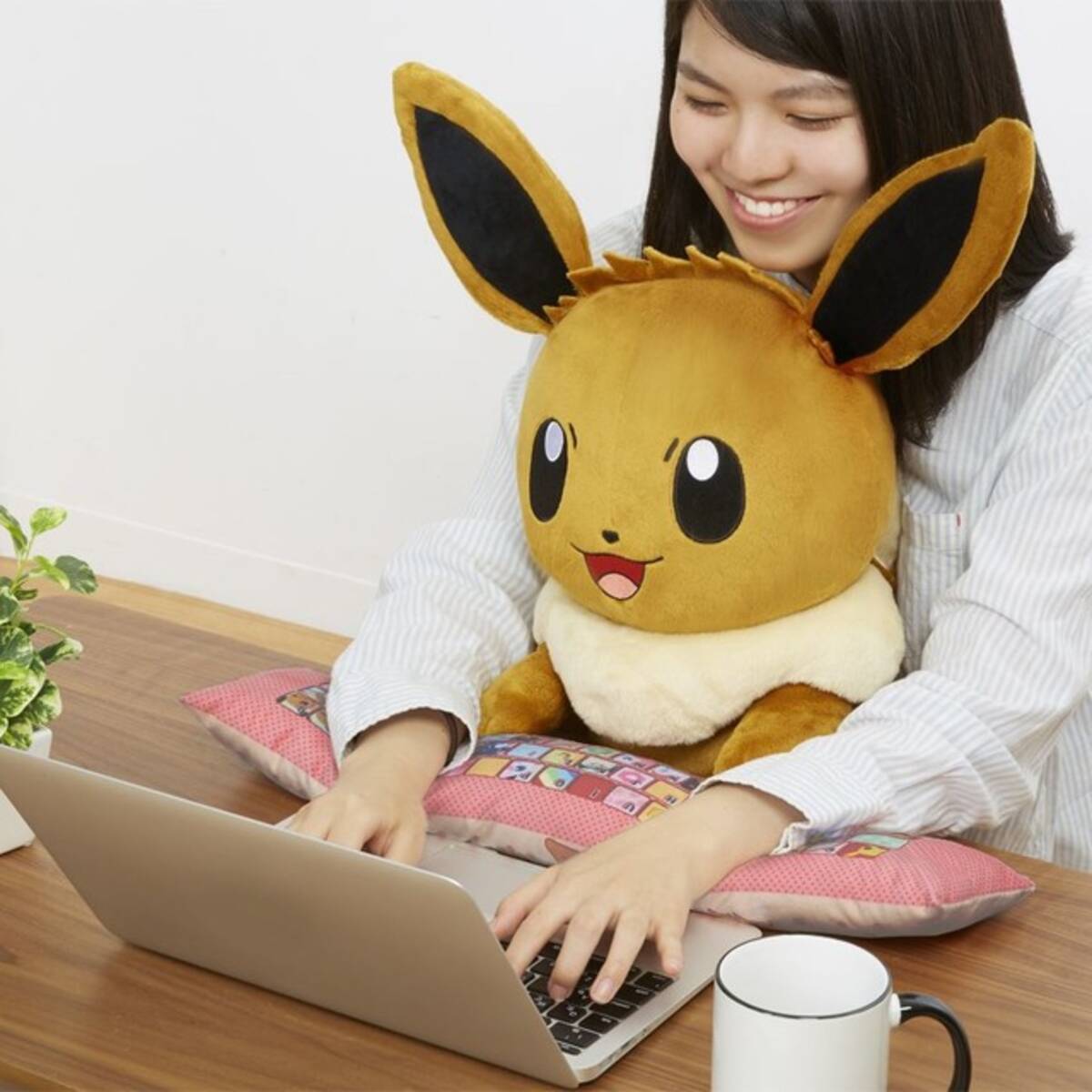 ポケモン もふもふ イーブイ とラクラクpc作業 ぬいぐるみ型クッション登場 18年6月28日 エキサイトニュース