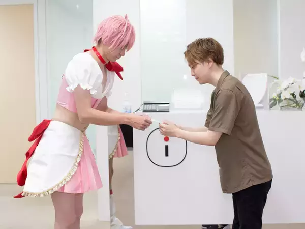 「その背中は美しかった！『オルクスオンライン』×『魔法少女 俺』コラボ開催で魔法少女オレが編集部を訪問」の画像