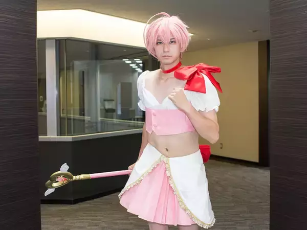 「その背中は美しかった！『オルクスオンライン』×『魔法少女 俺』コラボ開催で魔法少女オレが編集部を訪問」の画像