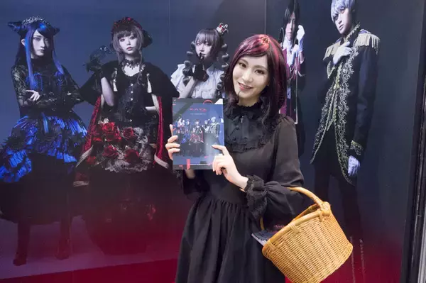 「桃月なしこ、えい梨ら人気レイヤーが「KATE」ブースに登場！コスプレメイク冊子を配布【コミケ95】」の画像