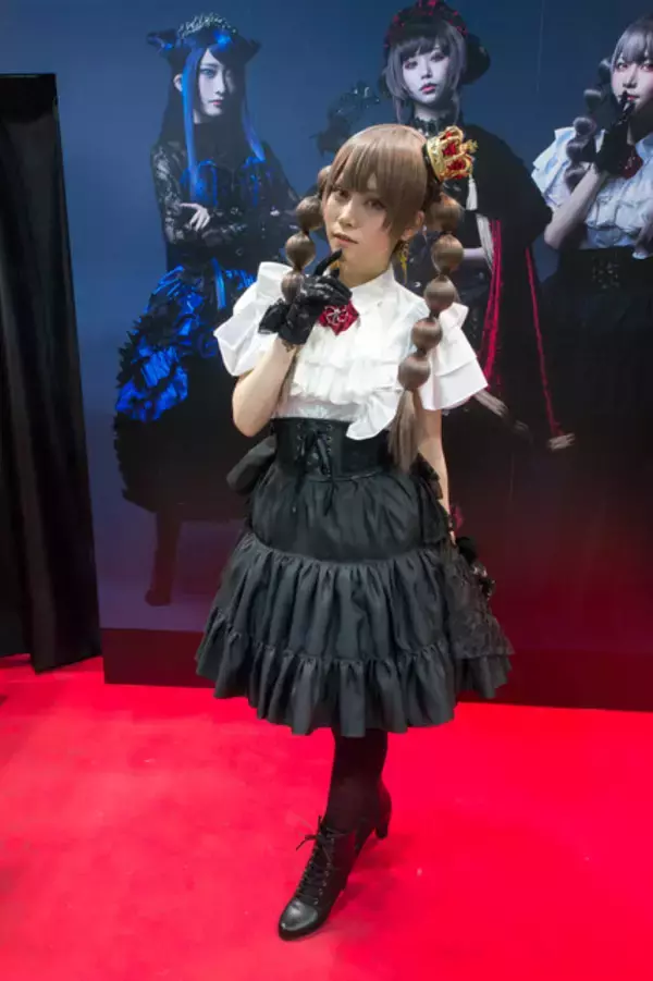 「桃月なしこ、えい梨ら人気レイヤーが「KATE」ブースに登場！コスプレメイク冊子を配布【コミケ95】」の画像