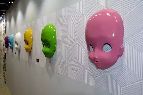 「巨大な“ワルプルギスの夜”がお出迎え！時間によって変化も？ 「マギアレコード」ブース【AJ2019】」の画像