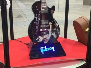 「SAO」キリトモデルの限定ギターがチャリティーオークションに！実物展示【AJ2019】