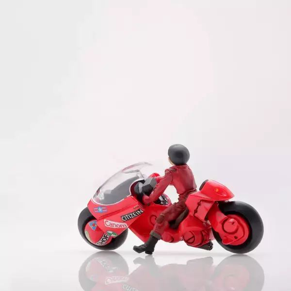 「「AKIRA」ミニフィギュアシリーズ第1弾発売！ バイクに乗った金田、覚醒した鉄雄らがラインナップ」の画像
