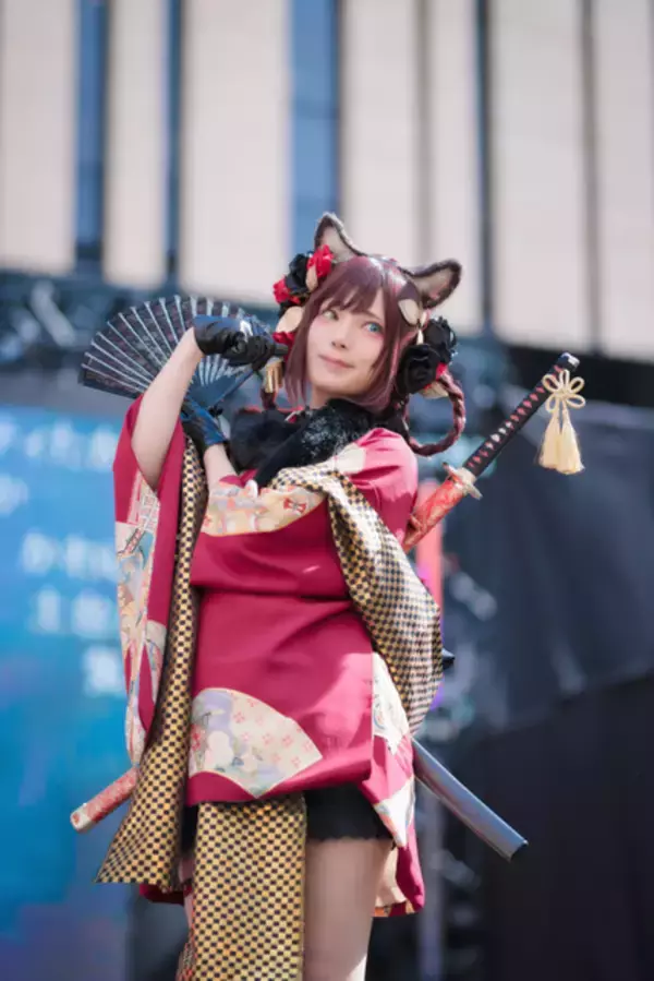 「宇垣美里、銀髪人狼コスで魅了！ 人気レイヤーゆう＆シスルと語る、メイクのポイントは？【写真35枚】」の画像