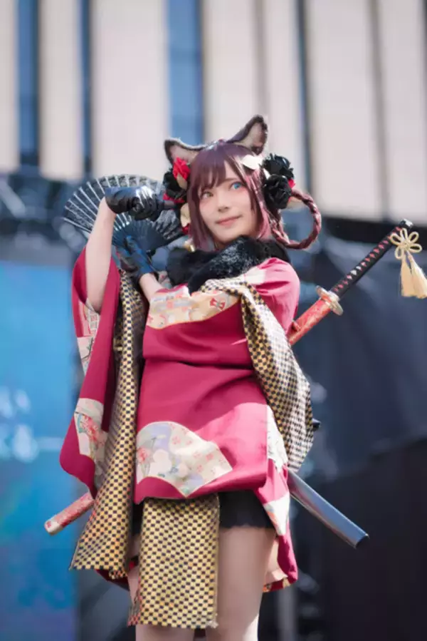 「宇垣美里、銀髪人狼コスで魅了！ 人気レイヤーゆう＆シスルと語る、メイクのポイントは？【写真35枚】」の画像