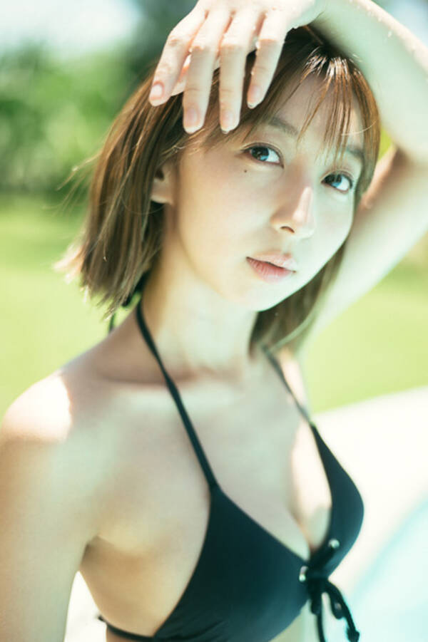 飯田里穂 水着姿も披露で大人の女性へ 芸能周年記念写真集が発売 素の表情の私がたくさん 19年11月22日 エキサイトニュース