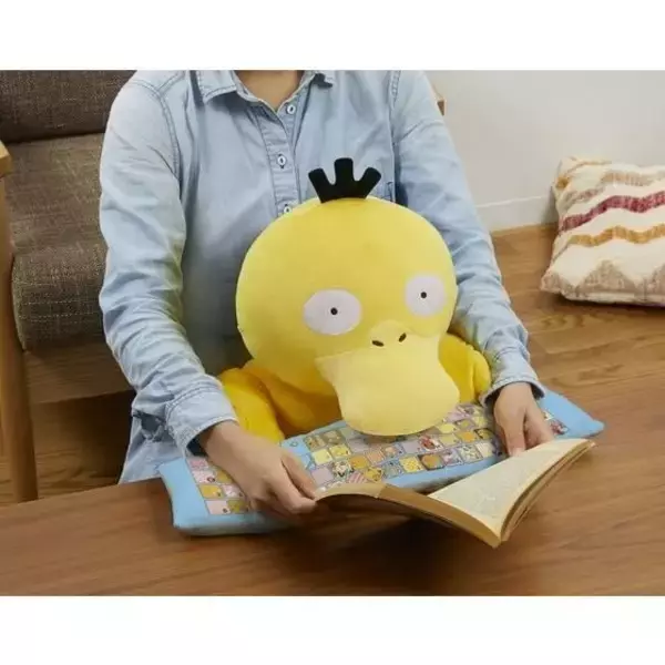 「ポケモン」“コダック”のPCクッションが登場！ あの頭を抱えるポーズも再現