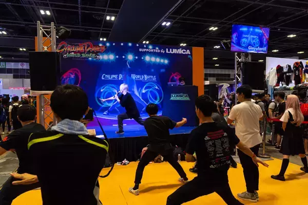 シンガポールにまでオタ芸は普及！ 業界最大手「ルミカ」大閃光ブレードのリピーターが多い理由【C3AFA】