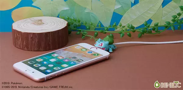 「「ポケモン」ヒトカゲ、ゼニガメ、フシギダネ“御三家”3匹がスマホに噛み付く！ ケーブルバイト化」の画像