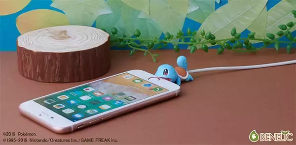 「「ポケモン」ヒトカゲ、ゼニガメ、フシギダネ“御三家”3匹がスマホに噛み付く！ ケーブルバイト化」の画像