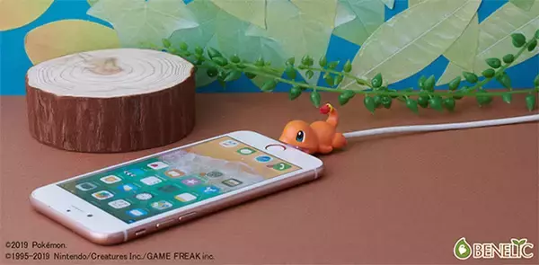 「「ポケモン」ヒトカゲ、ゼニガメ、フシギダネ“御三家”3匹がスマホに噛み付く！ ケーブルバイト化」の画像