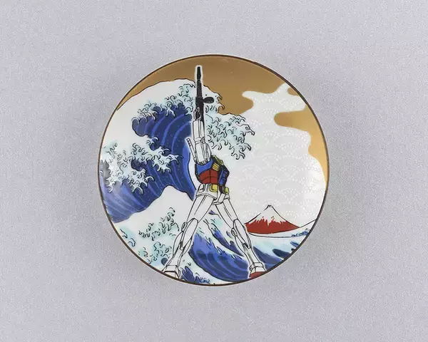 「「ガンダム」×葛飾北斎がコラボ！ガンダムとシャアザクで“風神雷神”も 伝統工芸品が登場」の画像