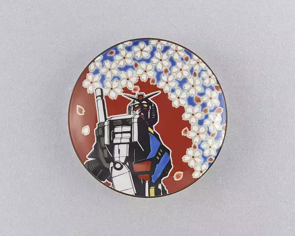 「「ガンダム」×葛飾北斎がコラボ！ガンダムとシャアザクで“風神雷神”も 伝統工芸品が登場」の画像