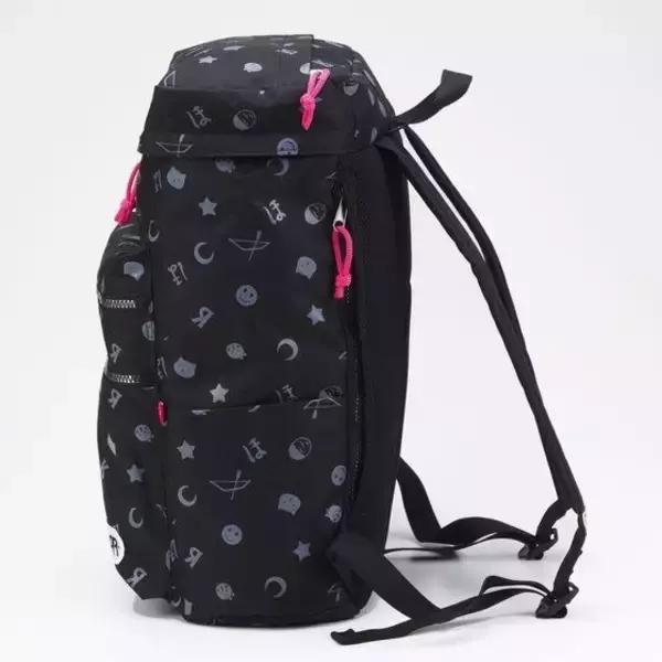 「「ラブライブ！×OUTDOOR PRODUCTS」ブラックカラーの普段使いしやすいコラボバッグ登場」の画像