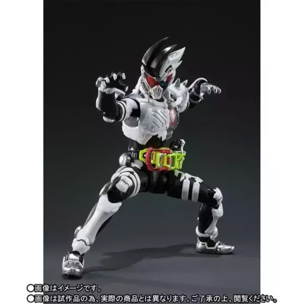 「“ 宝生永夢ゥ！”「仮面ライダーゲンム」ゲーマードライバーを装備した姿で立体化」の画像