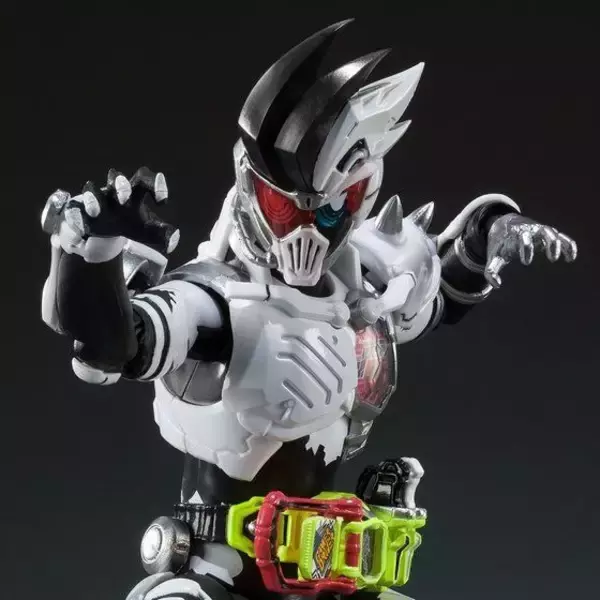 「“ 宝生永夢ゥ！”「仮面ライダーゲンム」ゲーマードライバーを装備した姿で立体化」の画像