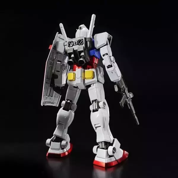 「「機動戦士ガンダム」RX-78-2 ガンダム、“チタニウムフィニッシュ”でPG 1/60ガンプラ化！ こだわりの外装を見よ」の画像