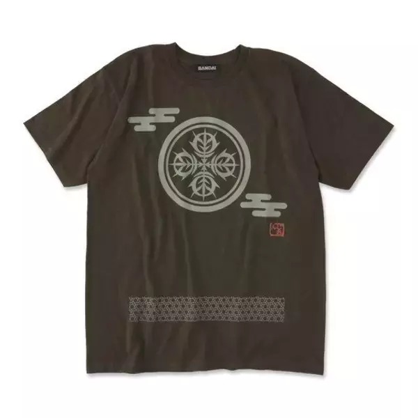 「「機動戦士ガンダム」“ジオン軍マーク”を家紋柄風にアレンジ！ Tシャツ、トートバッグ、湯呑などグッズ発売」の画像
