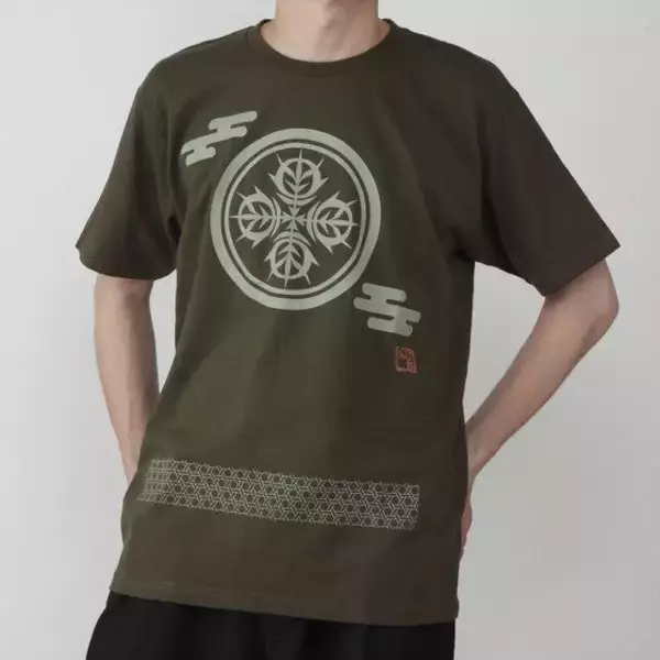 「「機動戦士ガンダム」“ジオン軍マーク”を家紋柄風にアレンジ！ Tシャツ、トートバッグ、湯呑などグッズ発売」の画像