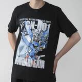 「「機動戦士ガンダム00」インパクト抜群のフルカラーTシャツ第1弾は、エクシア、デュナメスら4種が登場！」の画像1