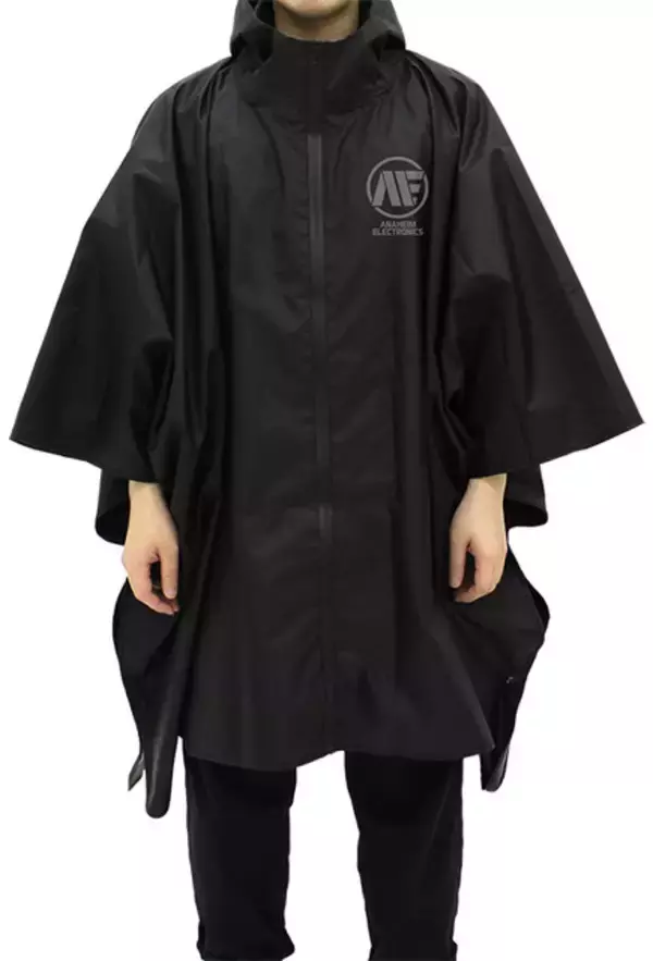 「「ガンダム」これを着れば“ジオン軍人”気分!? レインポンチョ新発売　“アナハイム社”や“08小隊”モデルも」の画像