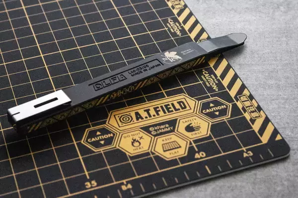 「「エヴァンゲリオン」NERVイメージの本格派カッターナイフ＆マット登場！デザイン・実用性を両立」の画像