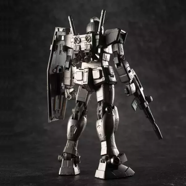 「40周年の集大成…「ガンダリウム合金モデル」のガンプラが登場！ 地球の重力で感じる「ガンダム」の重み」の画像