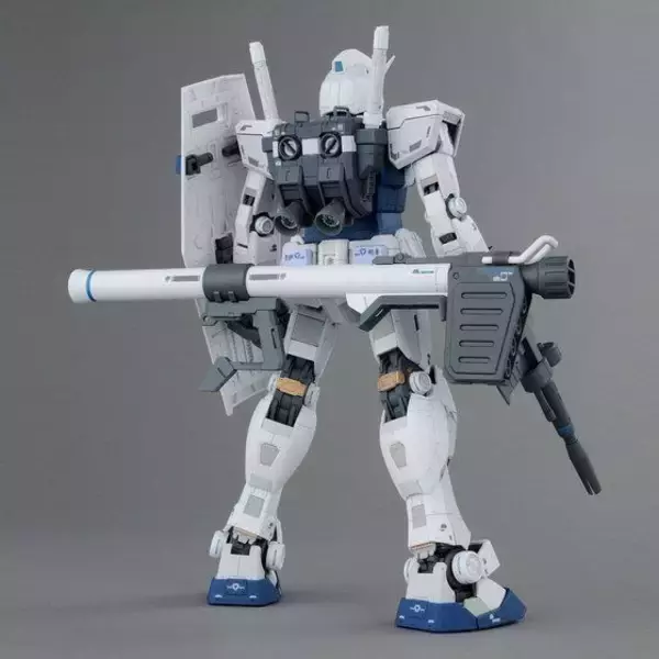 「「ガンダム」ガンダムが限定MG1/100でガンプラ化！ 爽やかなブルーのガンダムベースカラーに注目」の画像