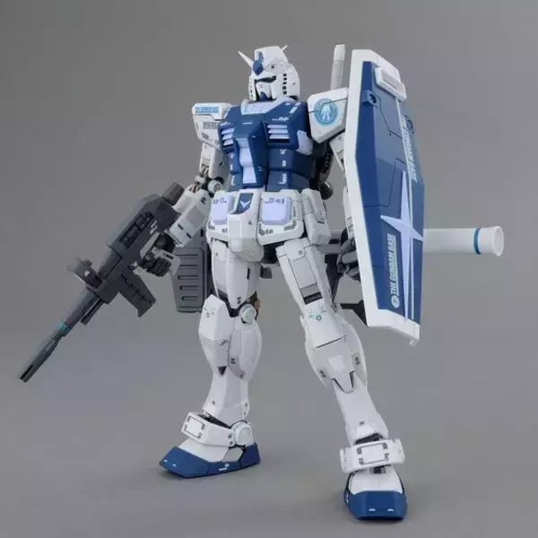「「ガンダム」ガンダムが限定MG1/100でガンプラ化！ 爽やかなブルーのガンダムベースカラーに注目」の画像