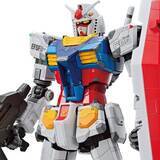「「機動戦士ガンダム」動く“実物大ガンダム”、1/100スケールでガンプラ化！ 徹底的な再現度に注目」の画像1