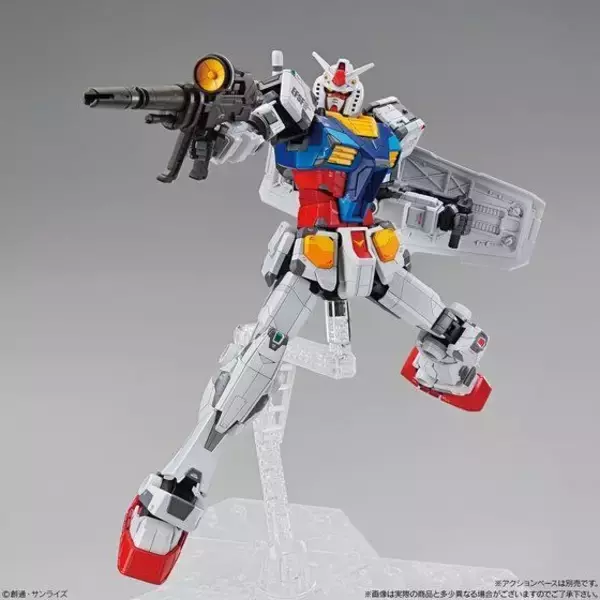 「「機動戦士ガンダム」動く“実物大ガンダム”、1/100スケールでガンプラ化！ 徹底的な再現度に注目」の画像