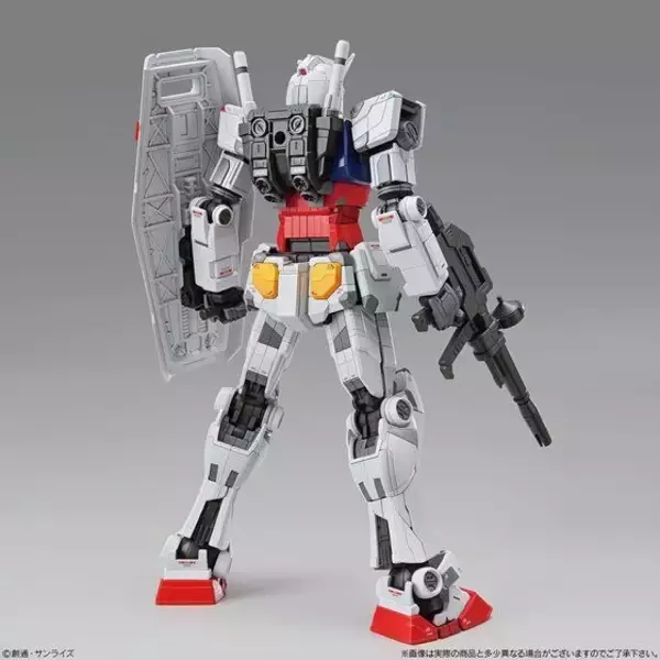 「「機動戦士ガンダム」動く“実物大ガンダム”、1/100スケールでガンプラ化！ 徹底的な再現度に注目」の画像