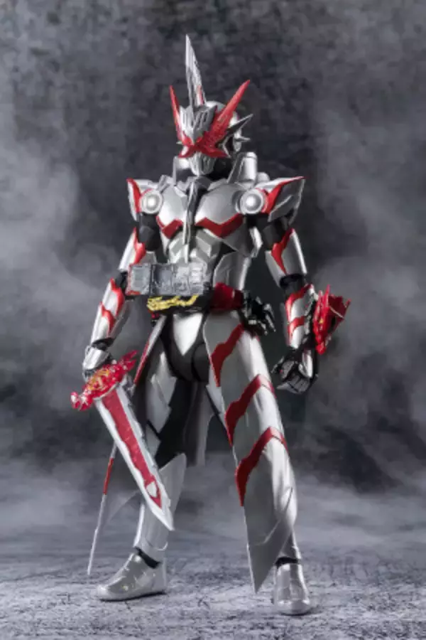 「「仮面ライダーセイバー」“すなわち、ド強い！” ドラゴニックナイトのフィギュアが登場」の画像
