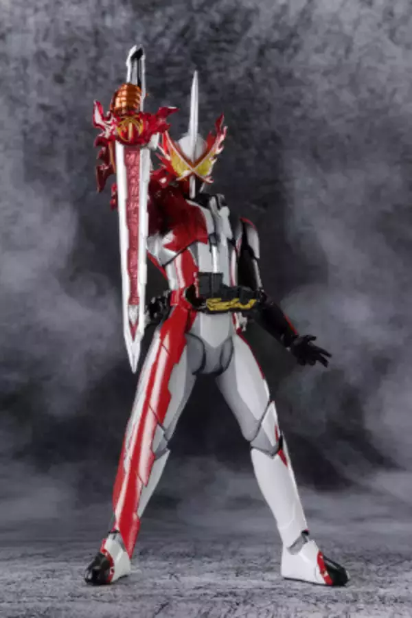 「「仮面ライダーセイバー」“すなわち、ド強い！” ドラゴニックナイトのフィギュアが登場」の画像