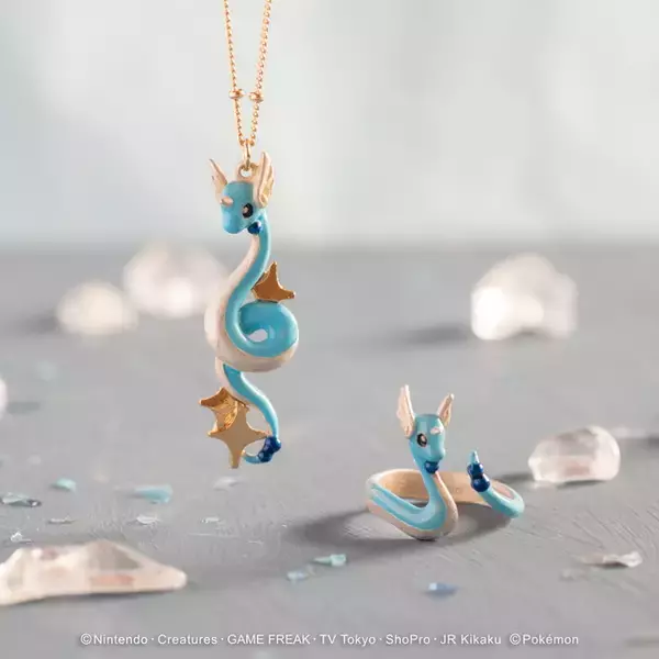 「「ポケモン」アクセサリーが登場！ エーフィ＆ブラッキーがブローチ、ヒトカゲがネックレスに♪」の画像