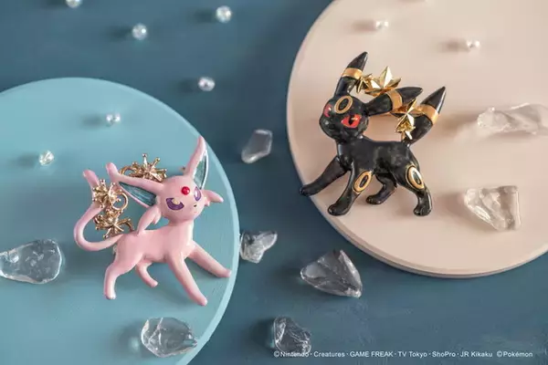 「「ポケモン」アクセサリーが登場！ エーフィ＆ブラッキーがブローチ、ヒトカゲがネックレスに♪」の画像