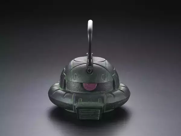 「「機動戦士ガンダム」見せてもらおうか“南部鉄器”の性能とやらを！ザクの頭部型鉄瓶が発売」の画像