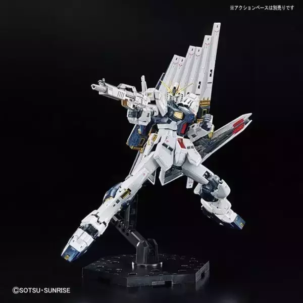 「「機動戦士ガンダム」νガンダム、“チタニウムフィニッシュ”ガンプラ登場！ 「ガンダムベース」限定の豪華仕様に注目」の画像