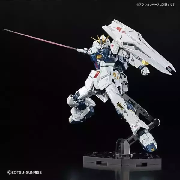 「「機動戦士ガンダム」νガンダム、“チタニウムフィニッシュ”ガンプラ登場！ 「ガンダムベース」限定の豪華仕様に注目」の画像