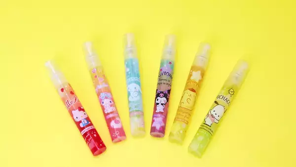 「「サンリオ」夏にぴったり！ ドリンクみたいなリップバーム＆マスク用リフレッシュスプレーなど、新作プチプラコスメ登場」の画像