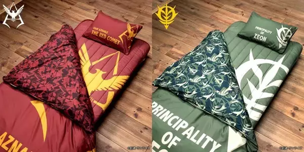 「「機動戦士ガンダム」シャアやジオン軍に包まれて眠れ！ クッションやスリッパなどルームアイテム登場」の画像