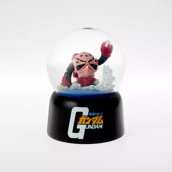 「「ガンダム」あの名シーンが手のひらに！ シャア専用ズゴックとアッガイの“スノードーム”登場」の画像