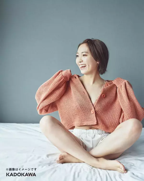 「美しい背中に釘付け！声優・斉藤朱夏、2nd写真集発売！ “水着”ショット含む先行カットが公開」の画像