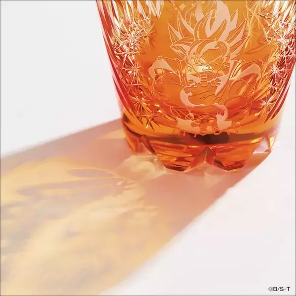 「「ドラゴンボールZ」孫悟空＆ベジータが超サイヤ人で必殺技を放つ！高級グラス限定400点登場」の画像