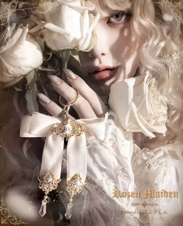 「「ローゼンメイデン」ファン必見！水銀燈・真紅・雪華綺晶をイメージしたラグジュアリーな「MAYLA」コラボグッズ登場♪ ヘアオブジェ＆バッグチャームの予約は2月23日17時まで！」の画像