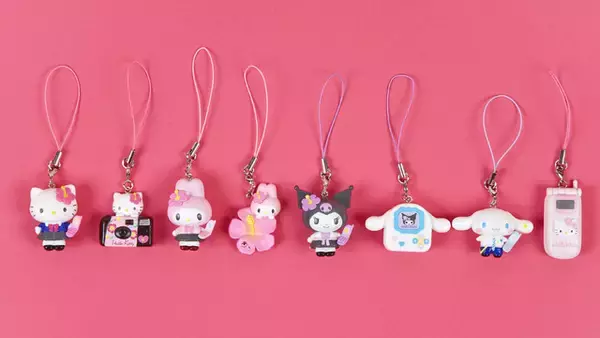 「「サンリオ」キティたちが“平成コギャル”に変身！ ガラケー、ハイビスカスがエモかわいいグッズ登場」の画像
