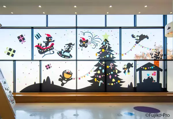 「ドラえもんのクリスマスツリー♪「サンタメール」は1話丸ごと原画展示！クリスマスムードの「藤子・F・不二雄ミュージアム」」の画像